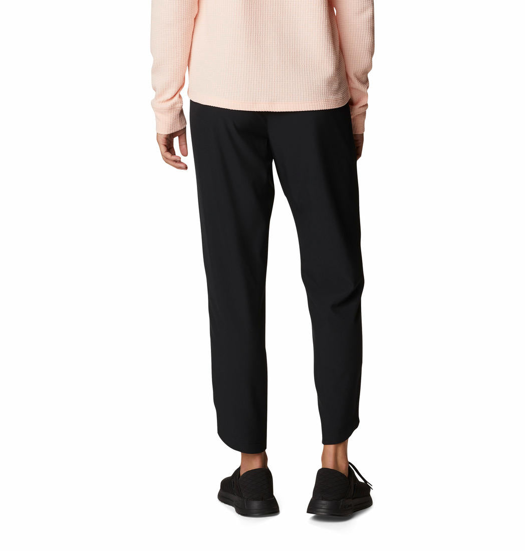 A Women Wearing Columbia Women Black Columbia Hike Pant