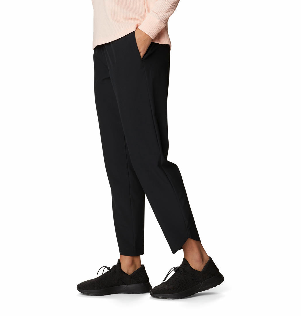 A Women Wearing Columbia Women Black Columbia Hike Pant