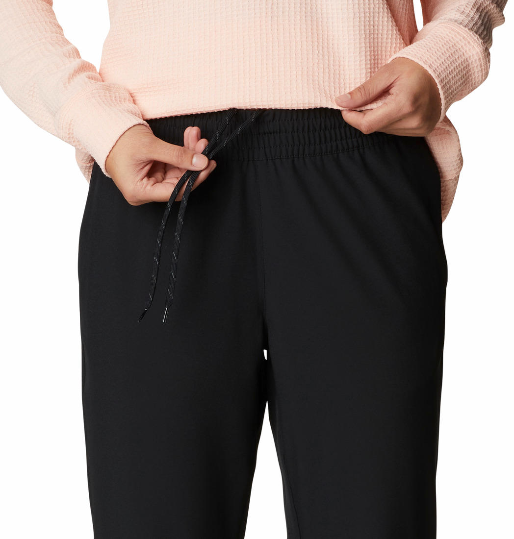 A Women Wearing Columbia Women Black Columbia Hike Pant