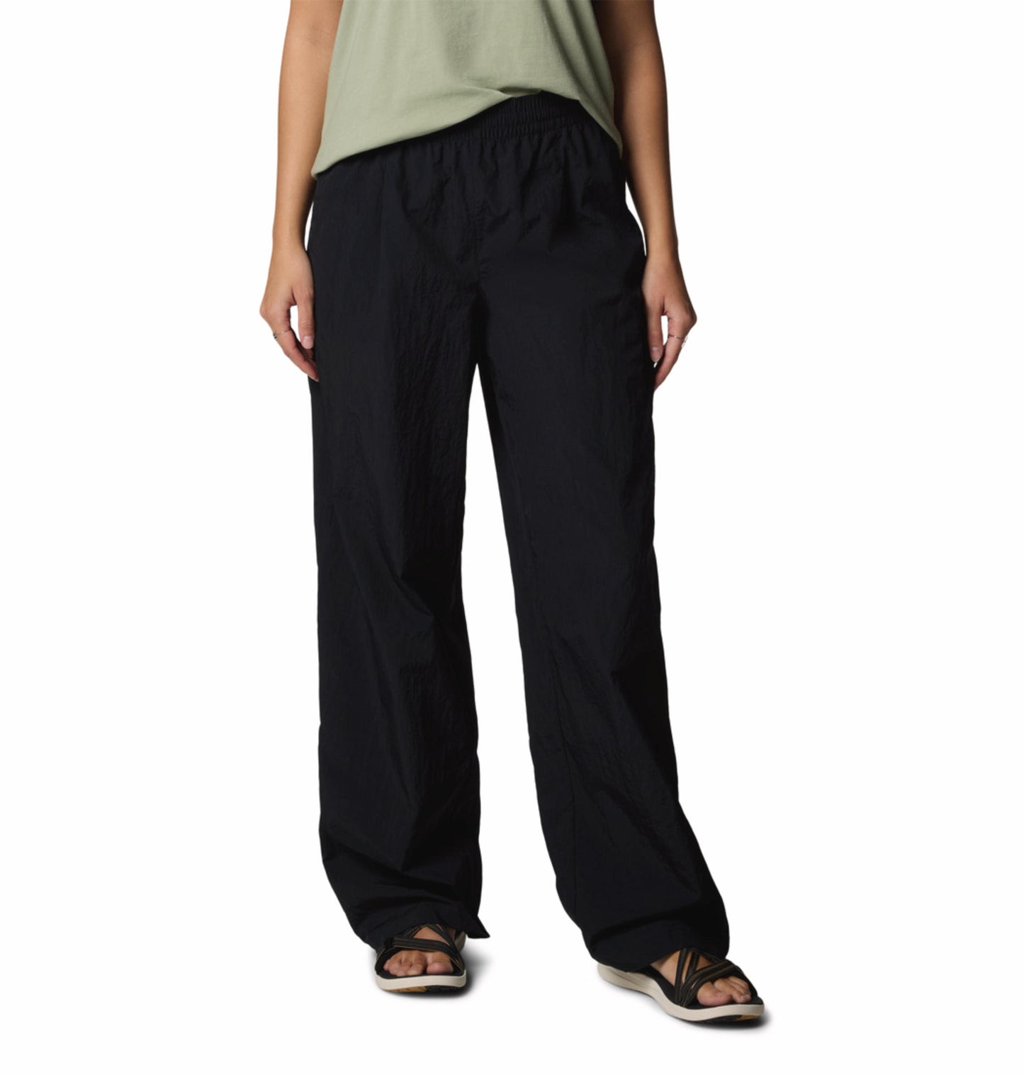 A Women Wearing Columbia Women Black Paracutie Vented Pant
