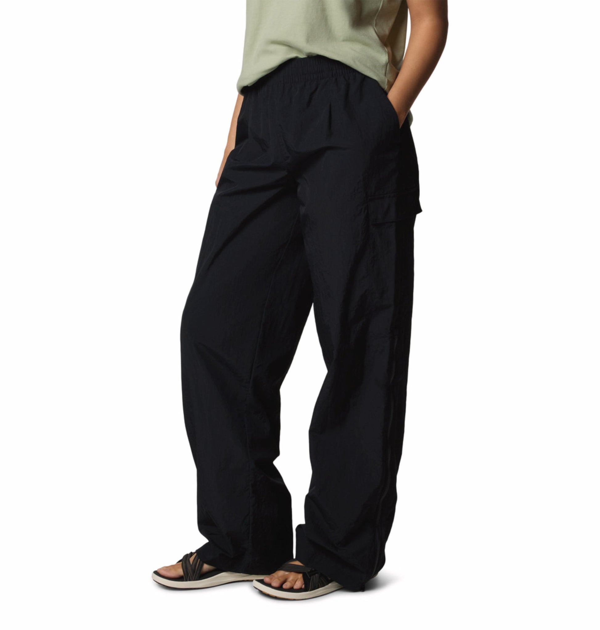 A Women Wearing Columbia Women Black Paracutie Vented Pant