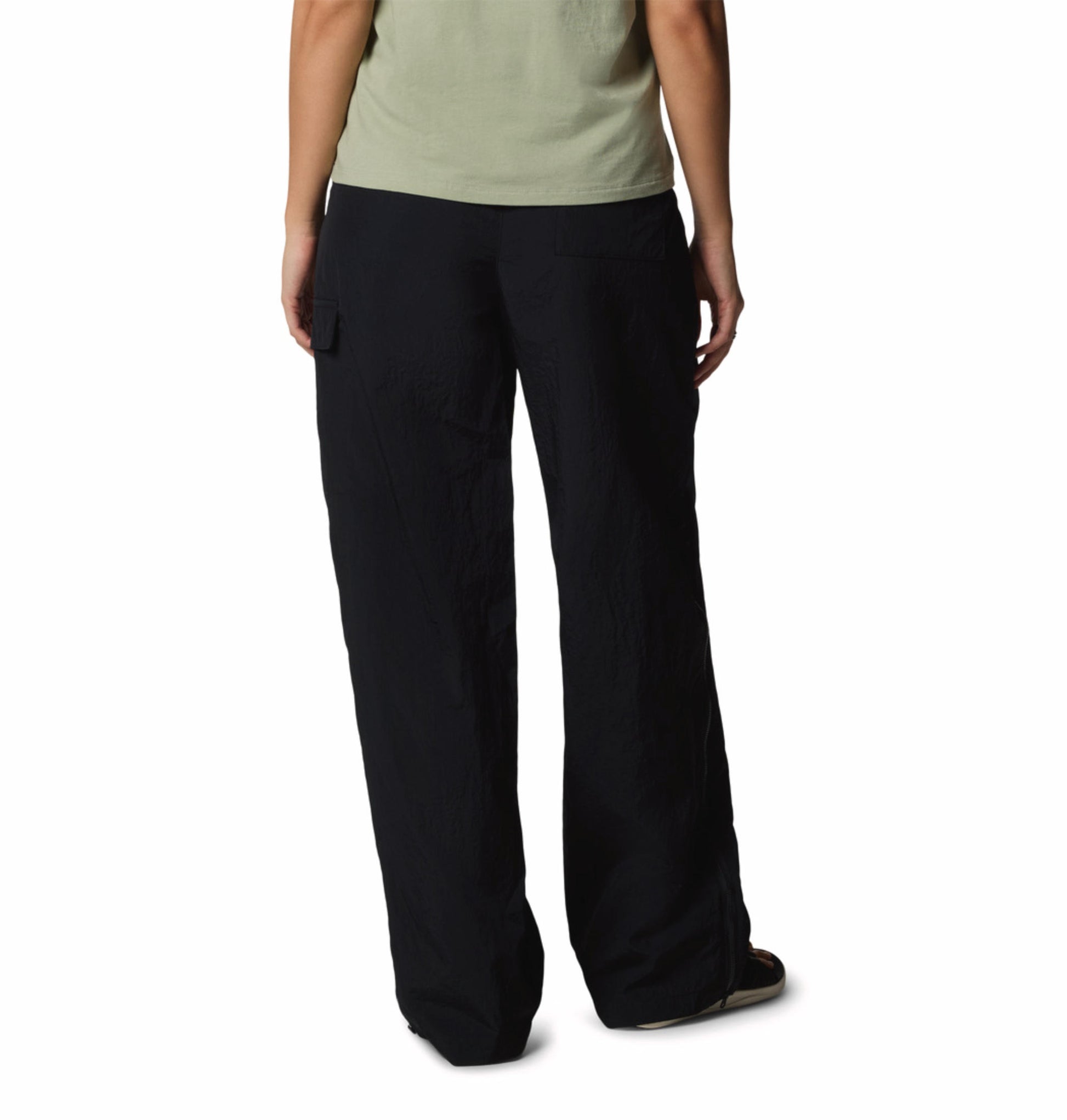 A Women Wearing Columbia Women Black Paracutie Vented Pant
