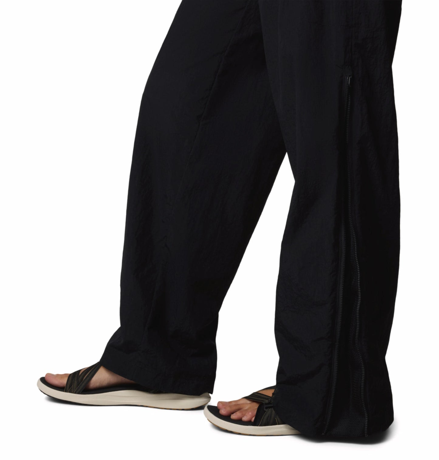 A Women Wearing Columbia Women Black Paracutie Vented Pant