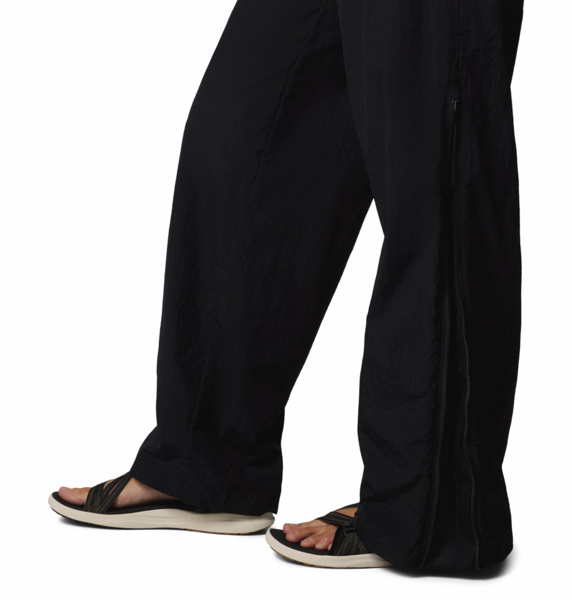 A Women Wearing Columbia Women Black Paracutie Vented Pant