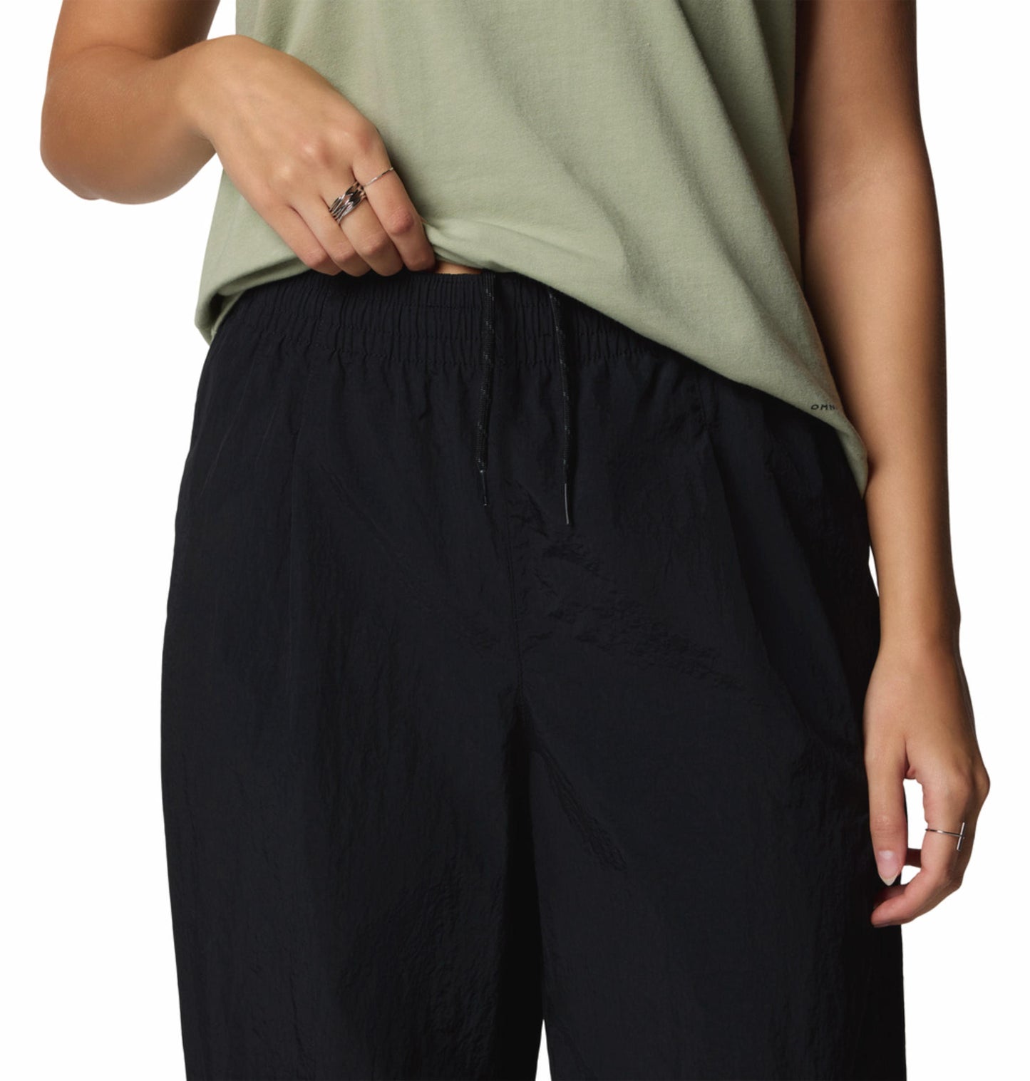 A Women Wearing Columbia Women Black Paracutie Vented Pant