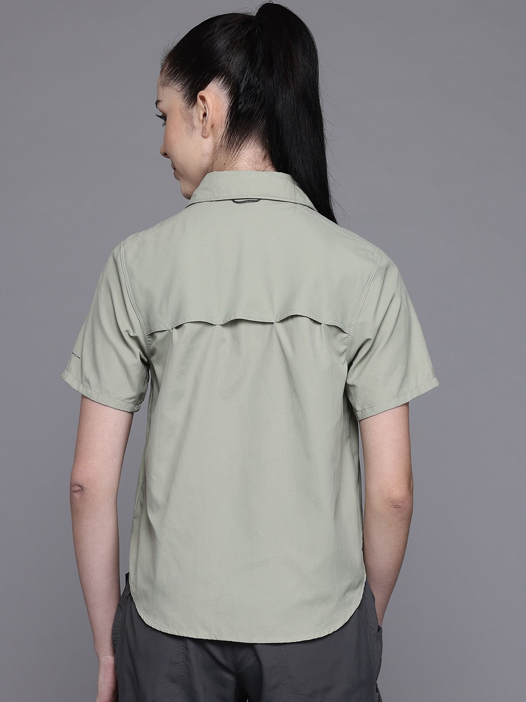 A Women Wearing Columbia Women Green Silver Ridge 3.0 SS (Sun Protection)