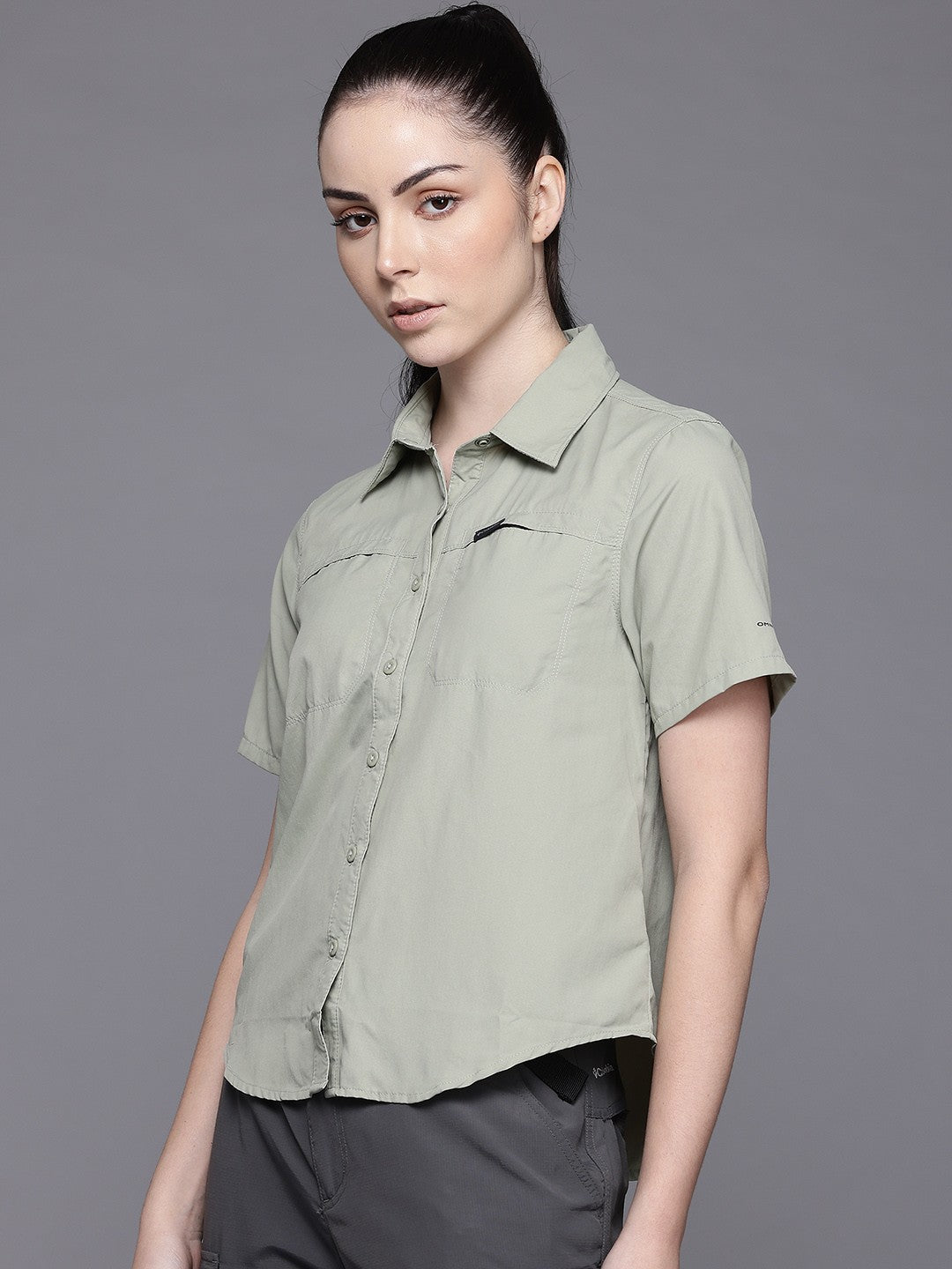 A Women Wearing Columbia Women Green Silver Ridge 3.0 SS (Sun Protection)
