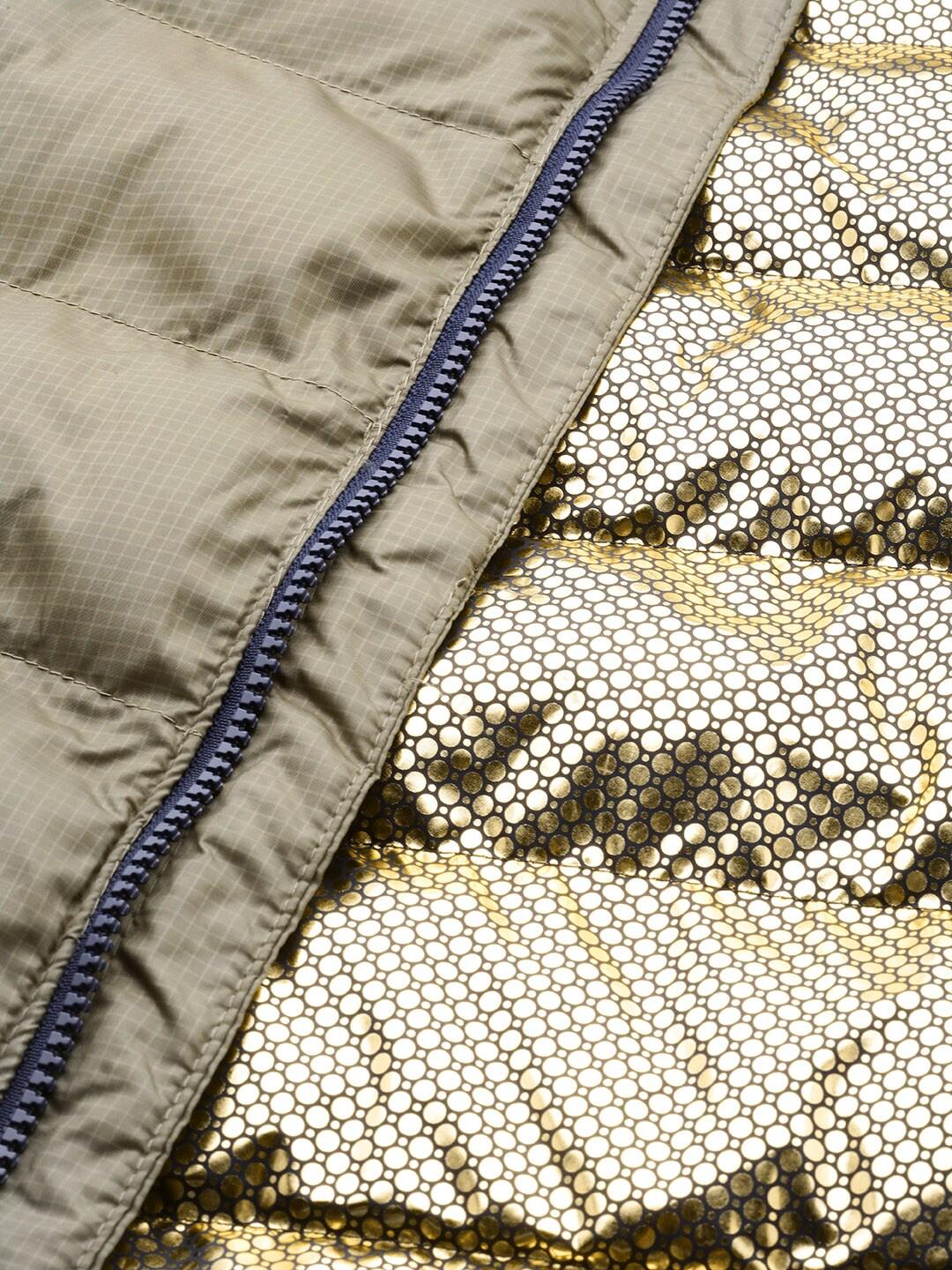 A Men Wearing Columbia Men Green Labyrinth Loop Hooded Jacket