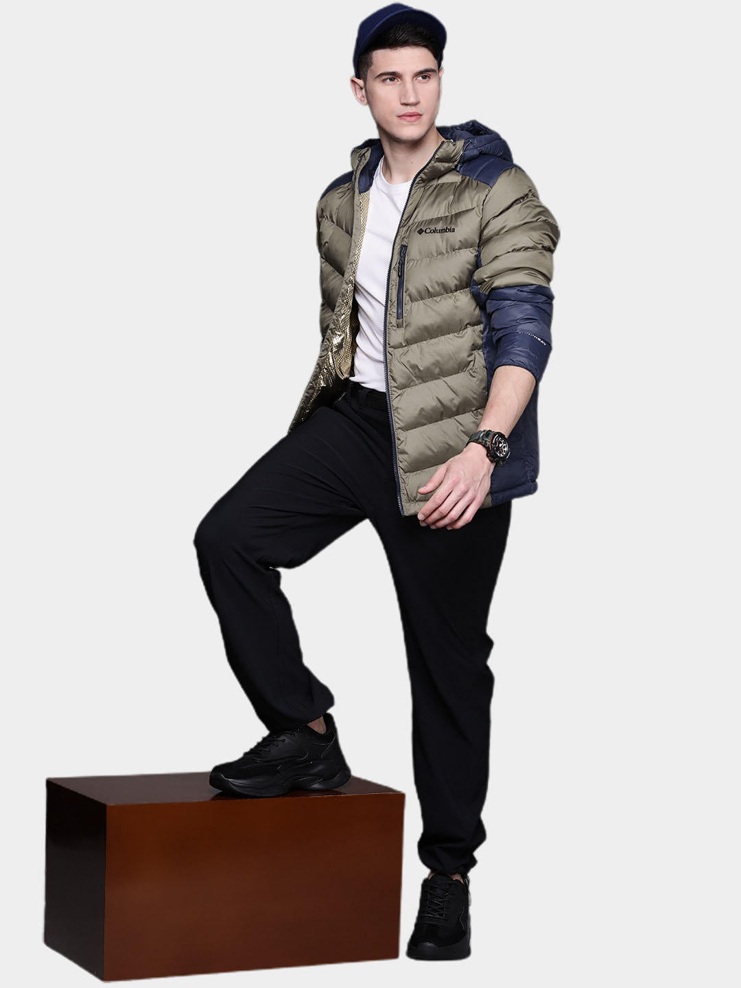 A Men Wearing Columbia Men Green Labyrinth Loop Hooded Jacket