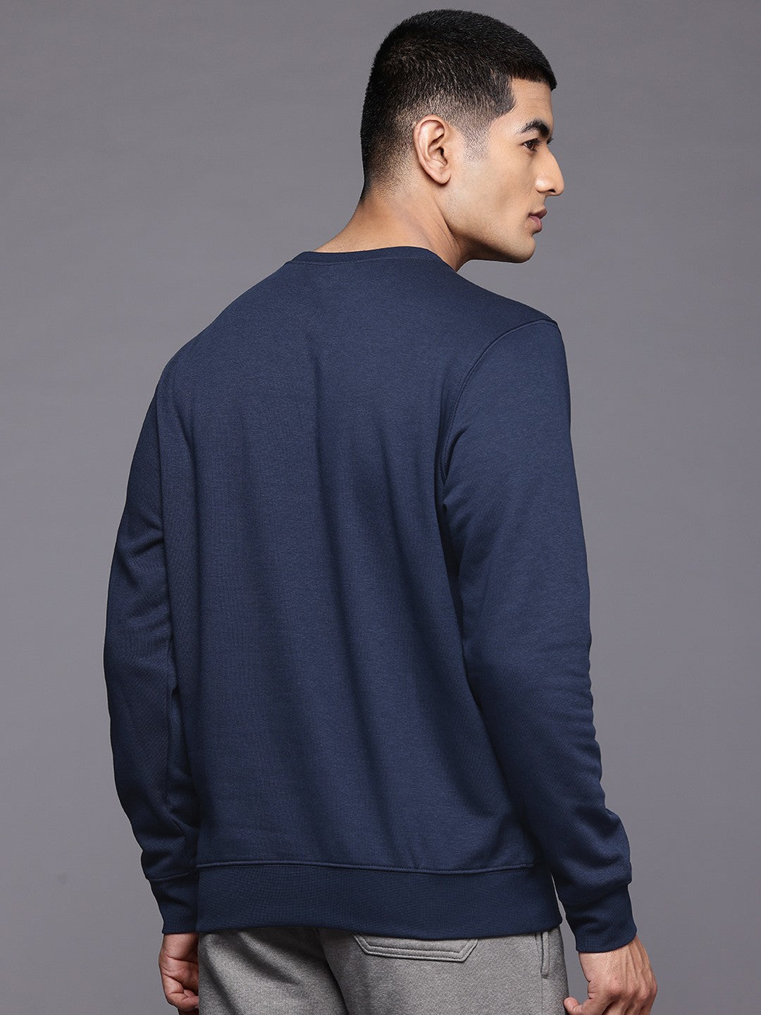 A Men Wearing Columbia Men Blue Beaumount Crew