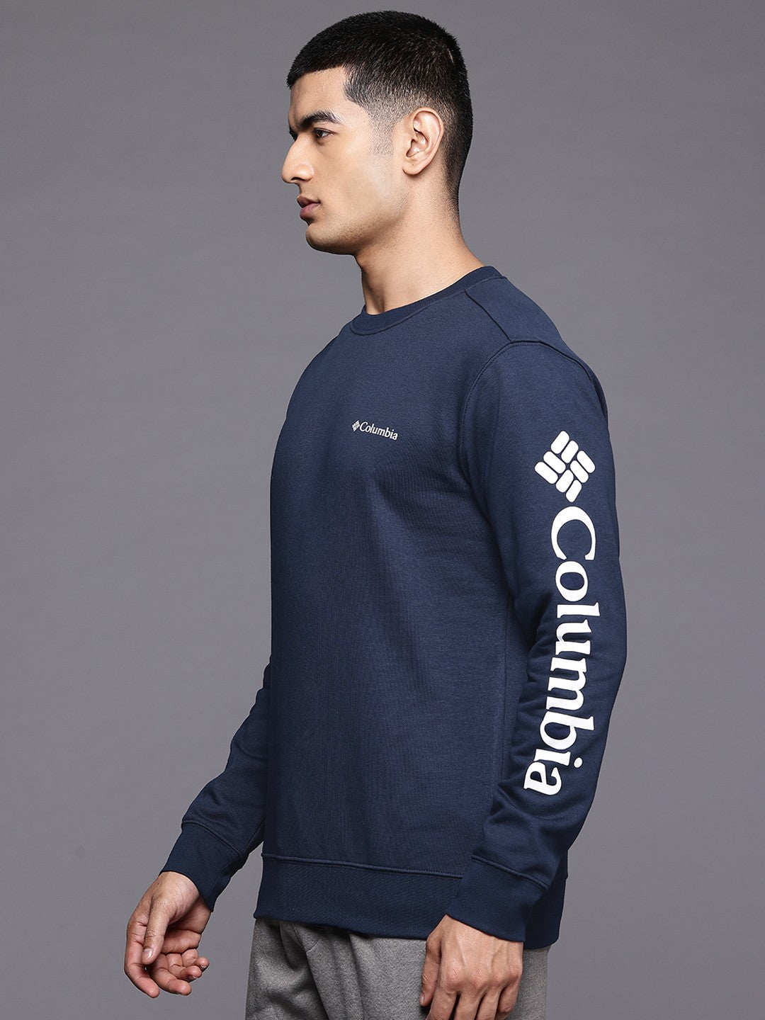 A Men Wearing Columbia Men Blue Beaumount Crew